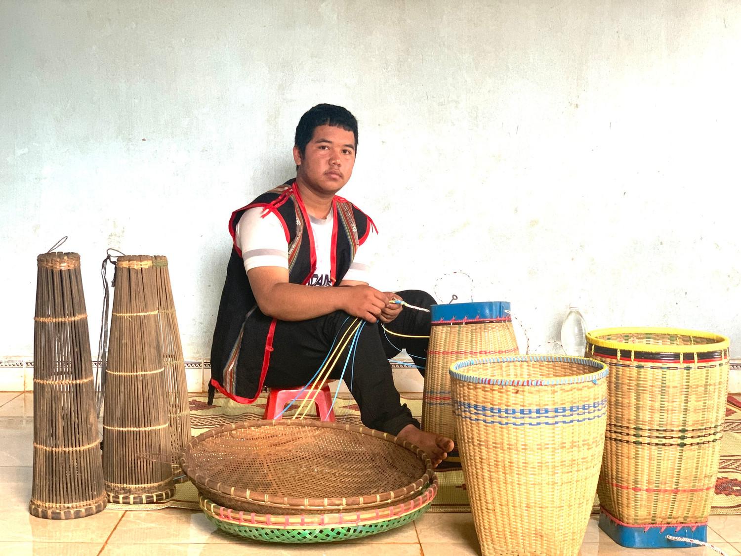 Rơ Châm Siu Đình Lâm: Chàng trai Jrai nặng lòng với đan lát