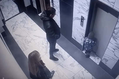 Thót tim cảnh bé trai 2 tuổi trèo cổng cao 2m ở Thanh Hóa