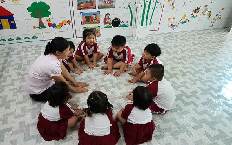 Đồng dao Úp lá khoai: Giải nghĩa và hướng dẫn cách chơi