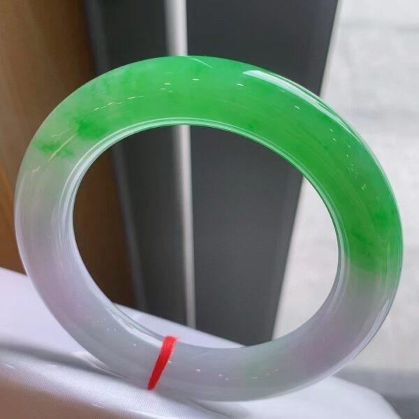 Vòng Tay Mùa Xuân Là Gì? Tại Sao Nó Lại Được Ưa Thích Đến Vậy?