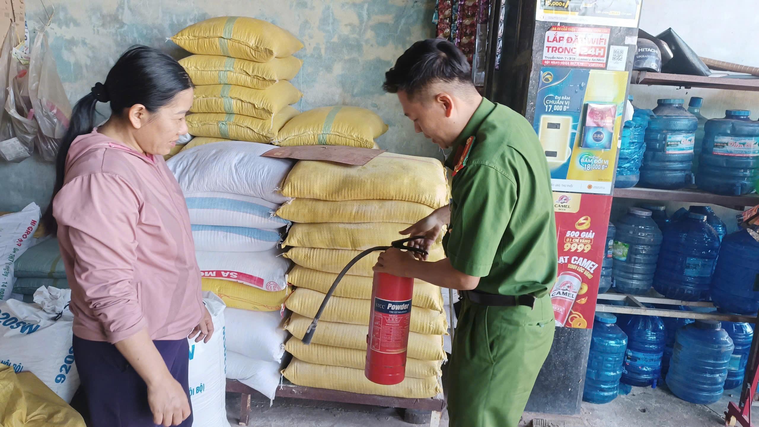 Công an xã Nha Bích tăng cường tuyên truyền, ký cam kết an toàn PCCC đối với các hộ kinh doanh dịp Tết Nguyên đán Bính Ngọ 2026