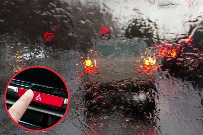 Bật đèn khẩn cấp khi lái xe dưới trời mưa bão: An toàn hơn hay nguy hiểm hơn?