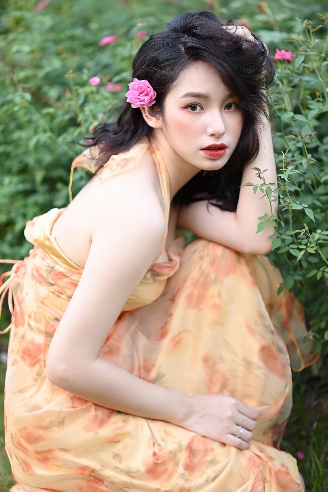 Nét đẹp sắc sảo đầy cuốn hút của nữ sinh Hà Thành