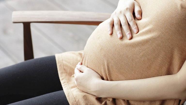 Bà bầu đi xe máy bị xóc nhiều có ảnh hưởng đến thai nhi không?