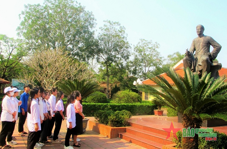 Trả lại hai câu thơ trong bài “Kính gửi cụ Nguyễn Du”