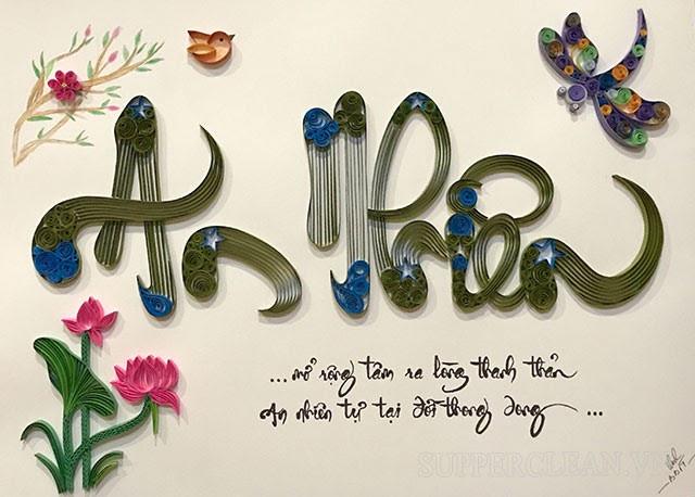 Hình ảnh một người phụ nữ trẻ đang thiền định trong tư thế yoga, toát lên vẻ bình yên, thư thái giữa không gian tĩnh lặng, tượng trưng cho trạng thái an nhiên trong tâm hồn.