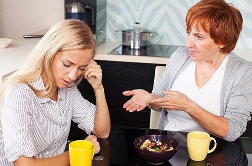 Câu nói của con trai khiến mẹ chồng phải hối hận