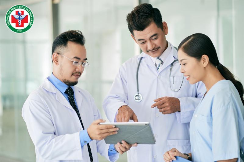 Y sĩ là gì? Học những gì? Công việc, yêu cầu cụ thể và mức lương