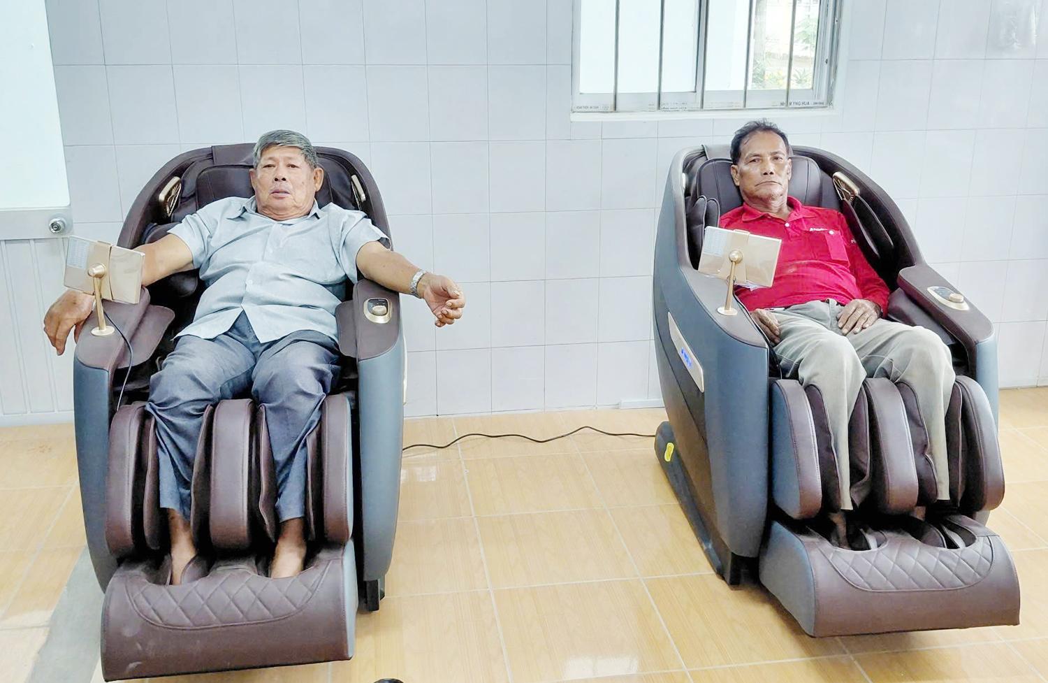 Xã đầu tiên ở Cần Thơ trang bị ghế massage phục vụ người dân chờ làm thủ tục - 1