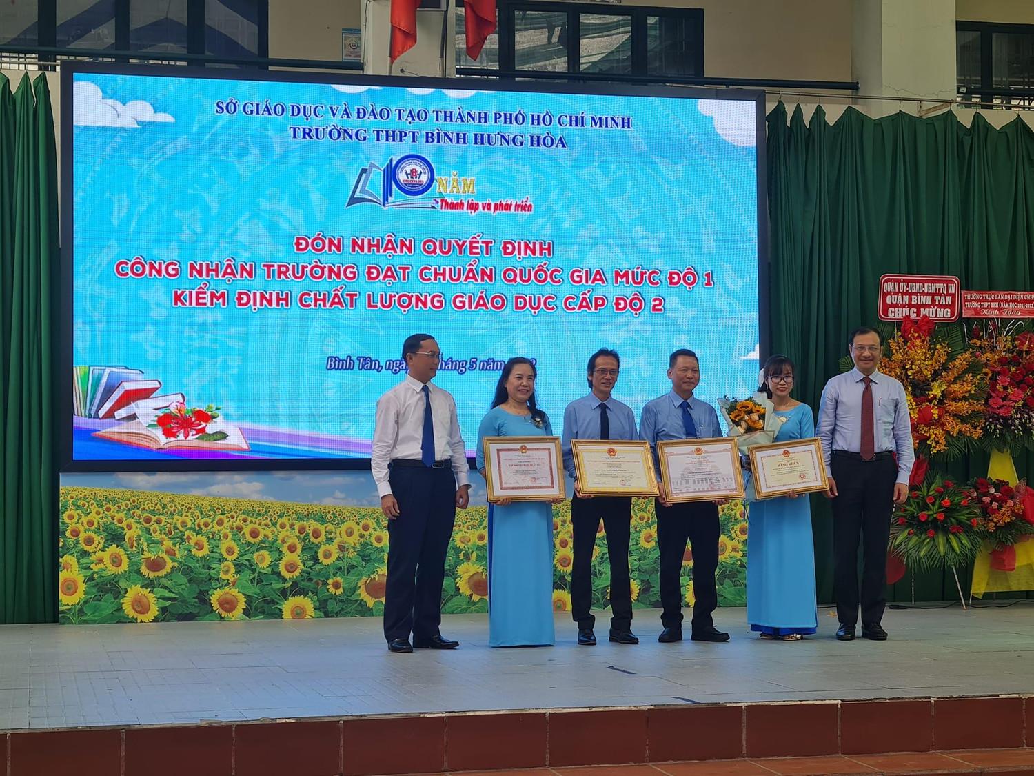 Trường trung học phổ thông Bình Hưng Hòa đạt trường chuẩn quốc gia mức độ 1