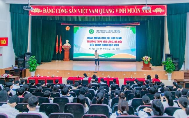 Hơn 400 học sinh Trường THPT Yên Lãng, Hà Nội đến tham quan, trải nghiệm tại Học viện Nông nghiệp Việt Nam