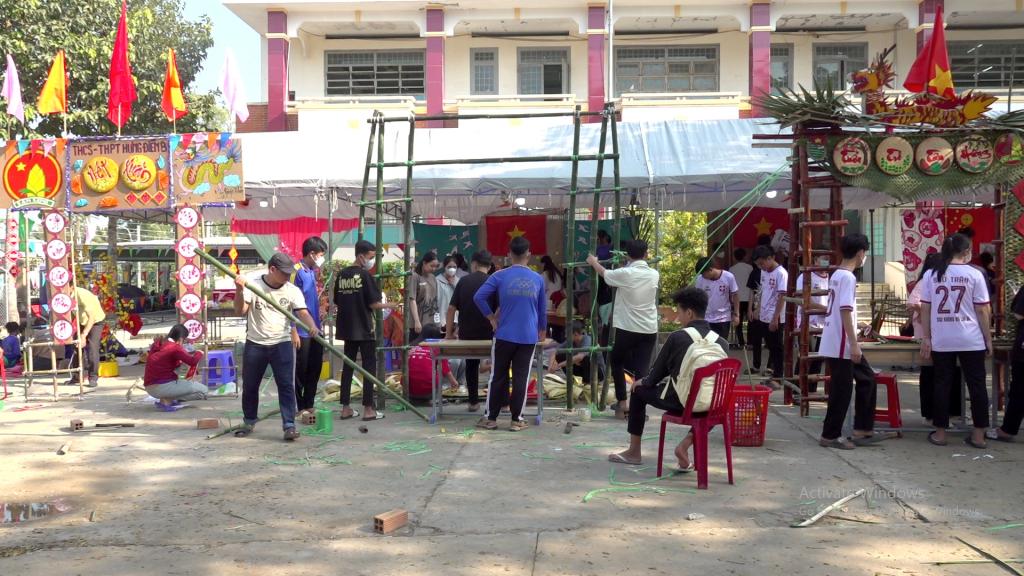 Trường THCS và THPT Hưng Điền B tổ chức Hội trại mừng Đảng, mừng xuân