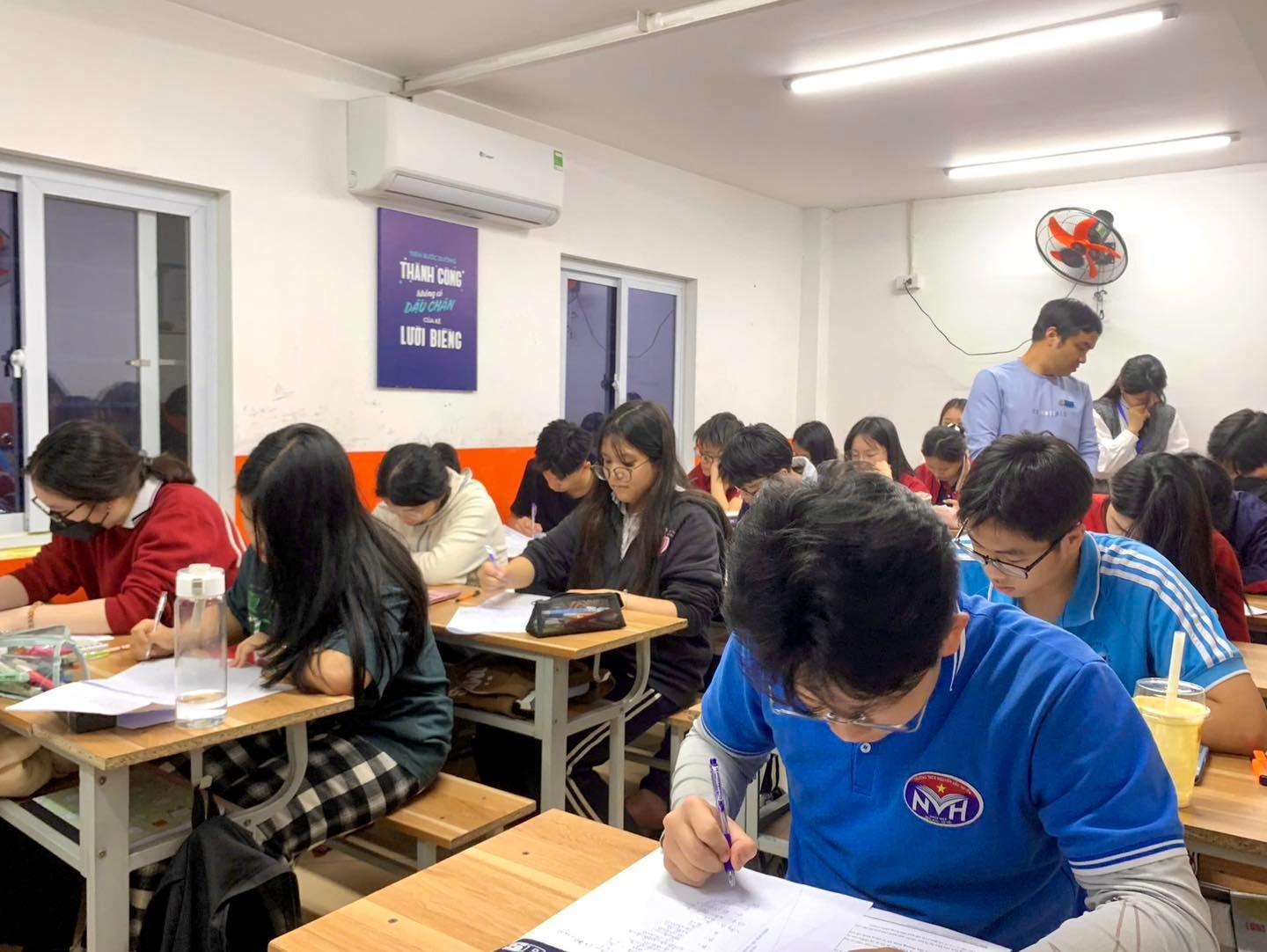 TUYỂN TẬP ĐỀ MINH HỌA MÔN TOÁN THI VÀO LỚP 10 NĂM HỌC 2024-2025