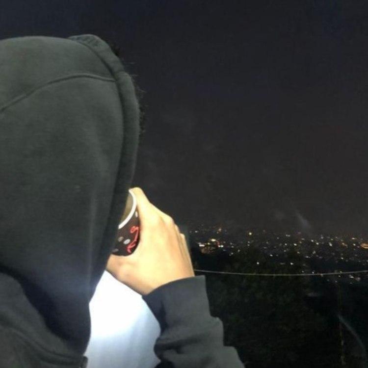 bóng lưng và rượu