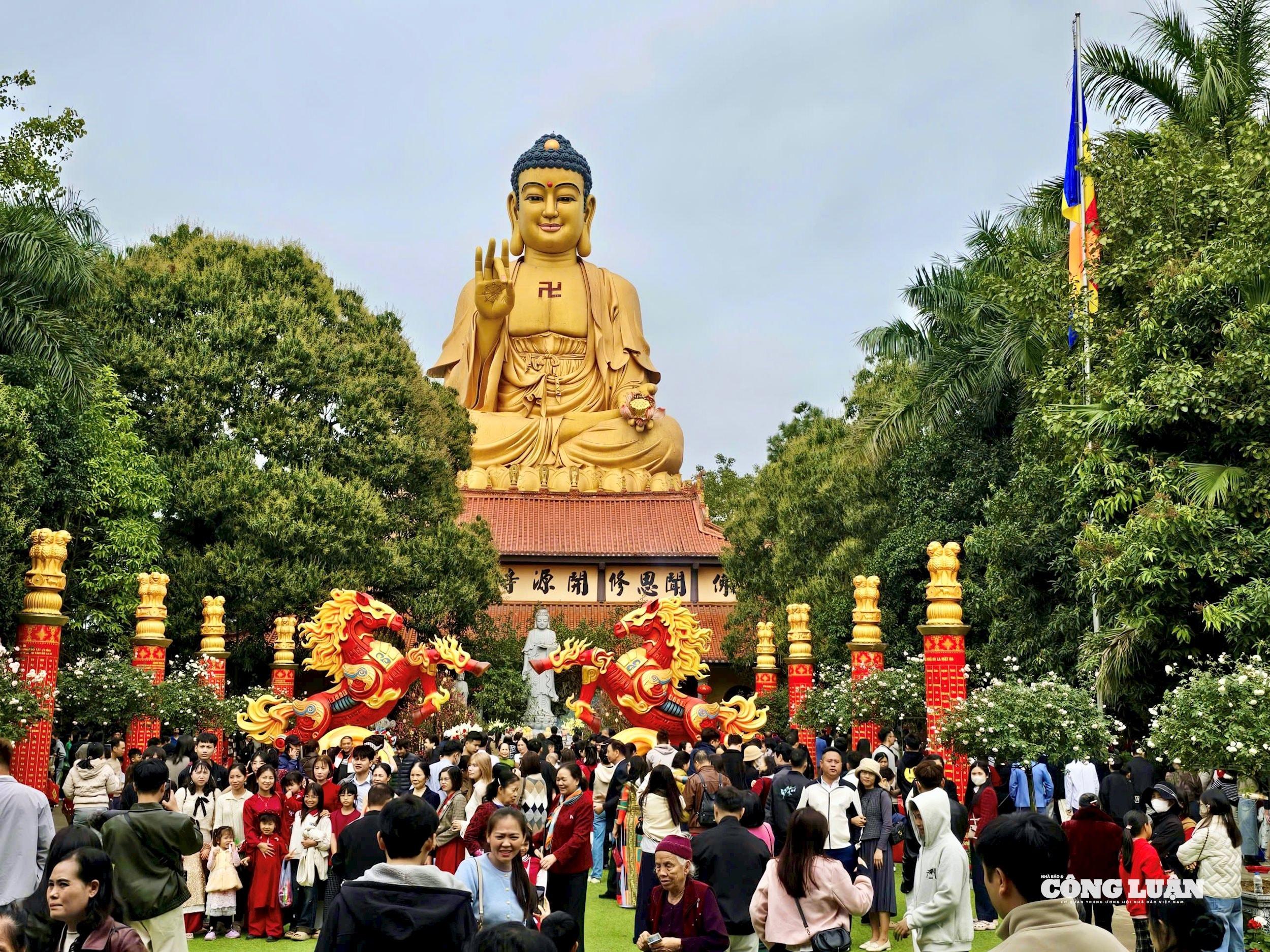 Mùng 4 Tết: Dòng người 'nườm nượp' về chùa Khai Nguyên cầu bình an