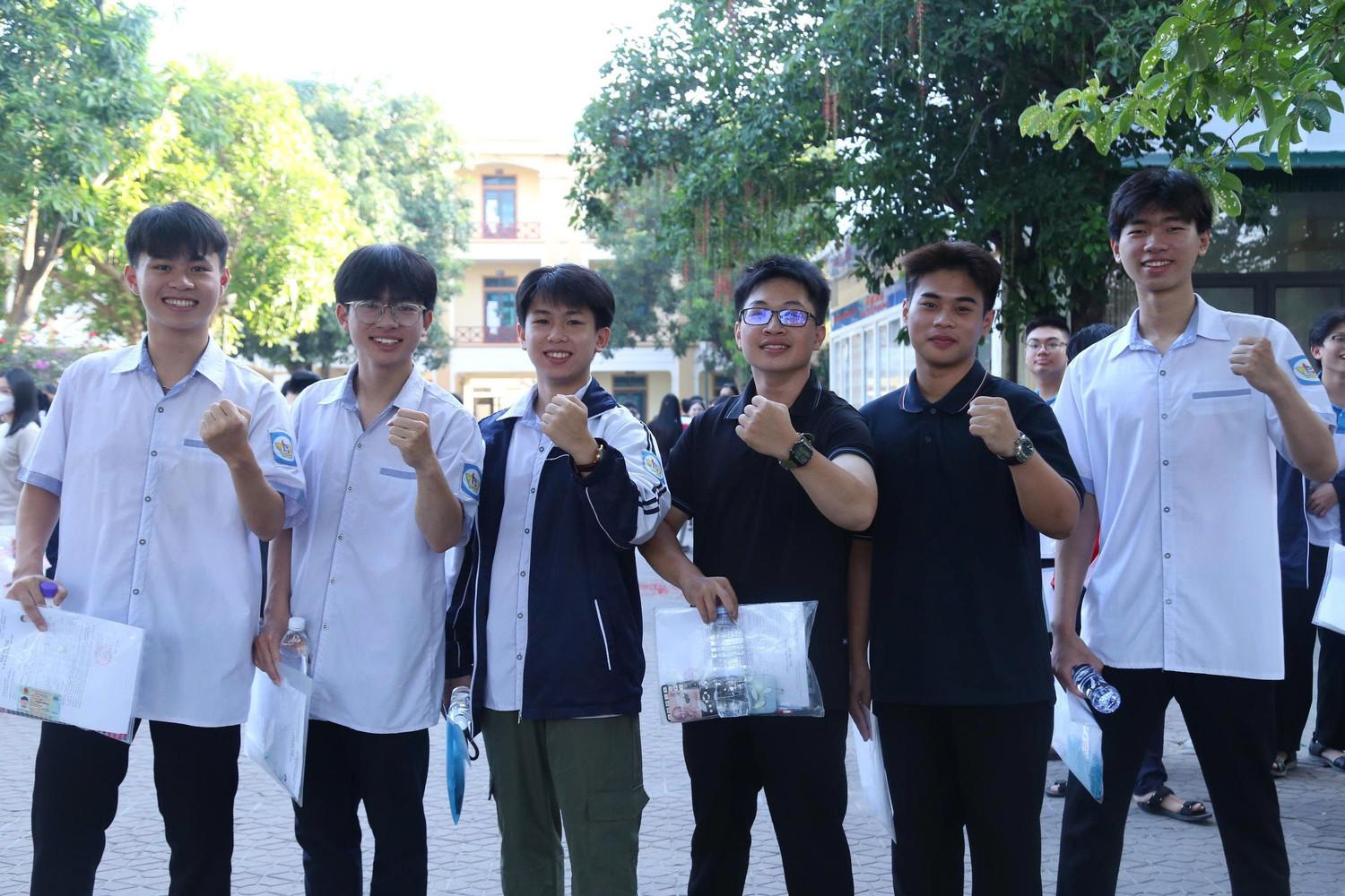 Sỹ tử hoàn thành bài Ngữ Văn, đề dễ thở, thí sinh phấn khởi ảnh 49