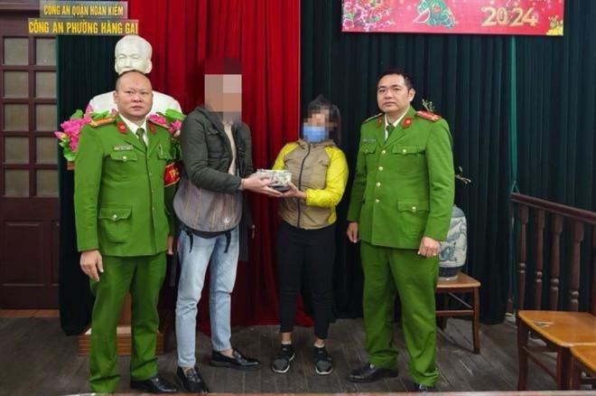 Nhặt được 105.000 USD, người phụ nữ tưởng tiền âm phủ nên bỏ ở giỏ xe đạp