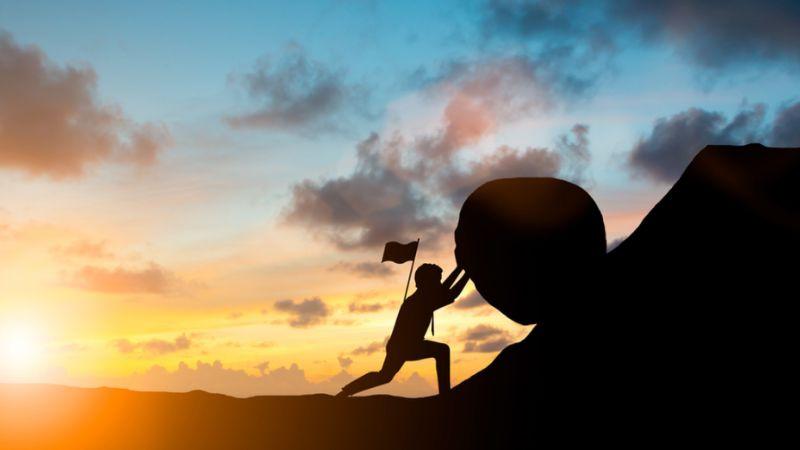 Một người phụ nữ trẻ đang nhìn ra cửa sổ với ánh mắt đầy suy tư, thể hiện sự tìm kiếm động lực và niềm tin vào tương lai.