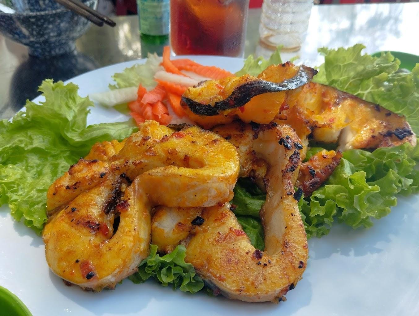 Món gà nướng tại Nhà Hàng Núi Lở