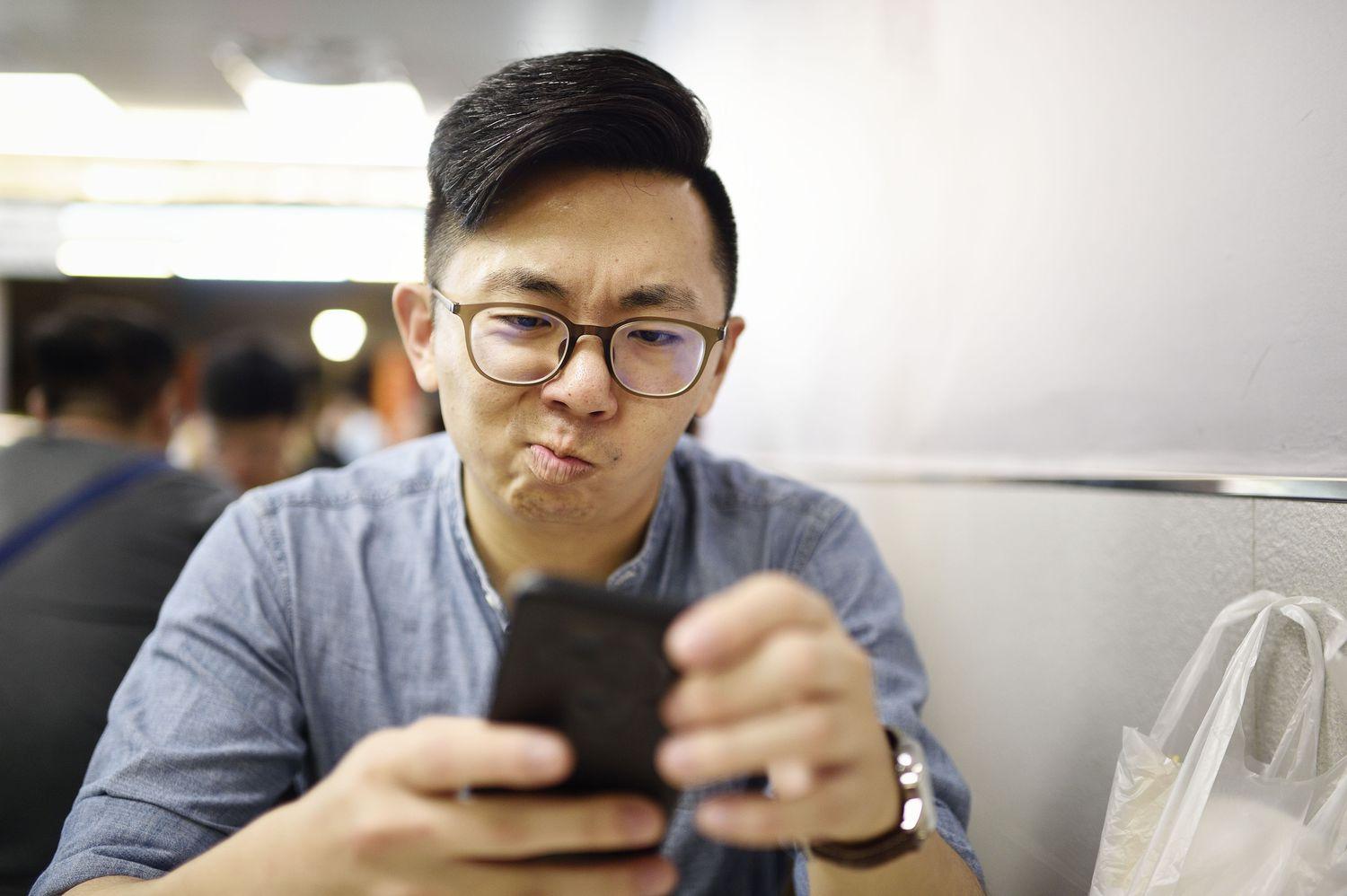 Chồng “thả thính” khắp nơi