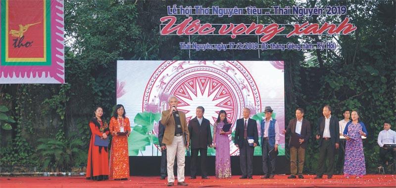 Những câu thơ lục bát khó quên