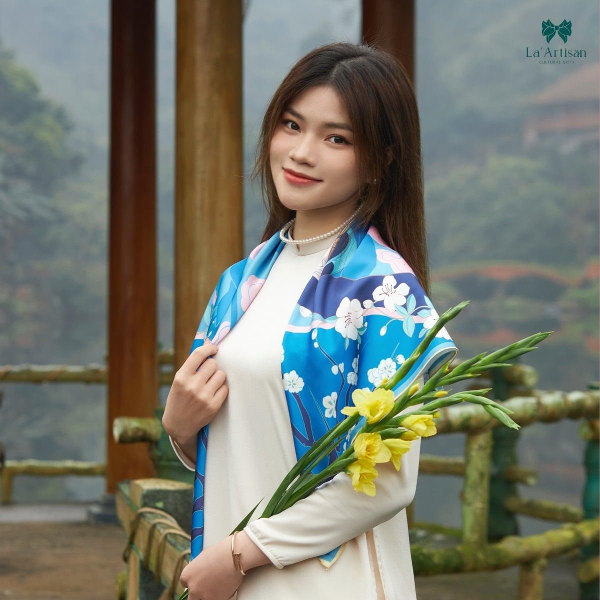 Khăn vuông họa tiết Hồ Xuân Hương