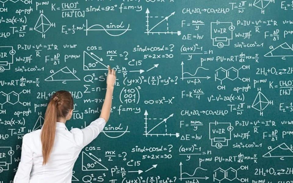 Minh họa ý nghĩa hình học của arctan: góc trong tam giác vuông xác định từ tỉ số đối/kề