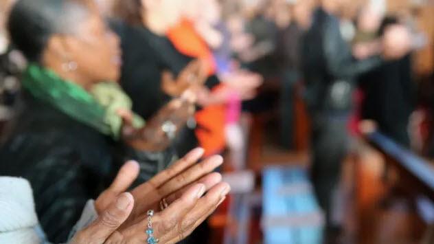 CÓ THỂ DANG TAY TRONG KHI ĐỌC KINH LẠY CHA TRONG THÁNH LỄ KHÔNG ?