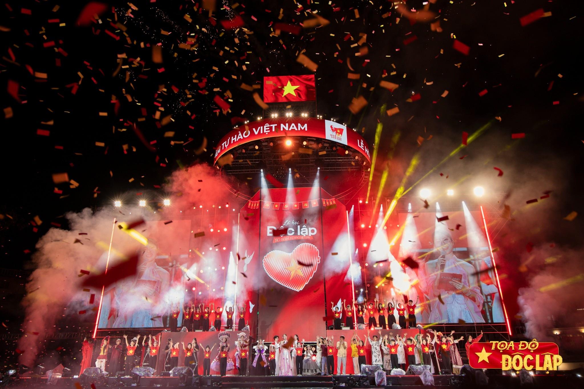 Hàng chục nghìn khán giả 'tắm mưa' ở 'Tự hào bản sắc Việt'