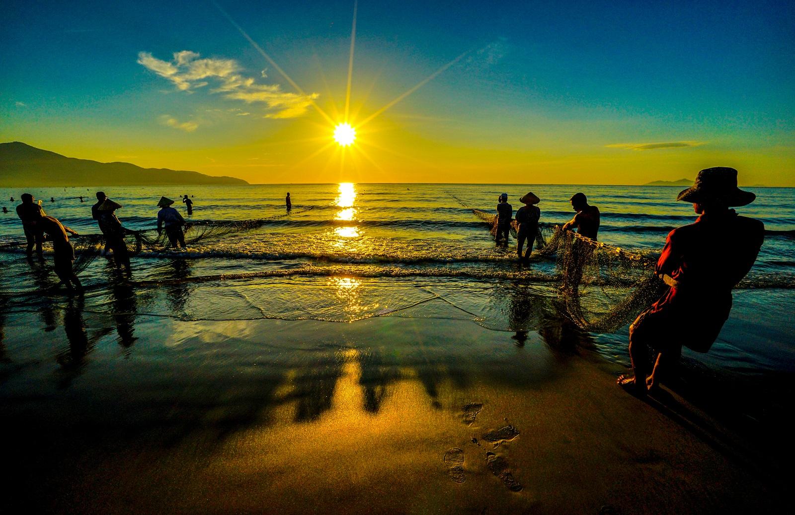 MÀN TRÌNH DIỄN ÁNH SÁNG TRÊN BIỂN MỸ KHÊ