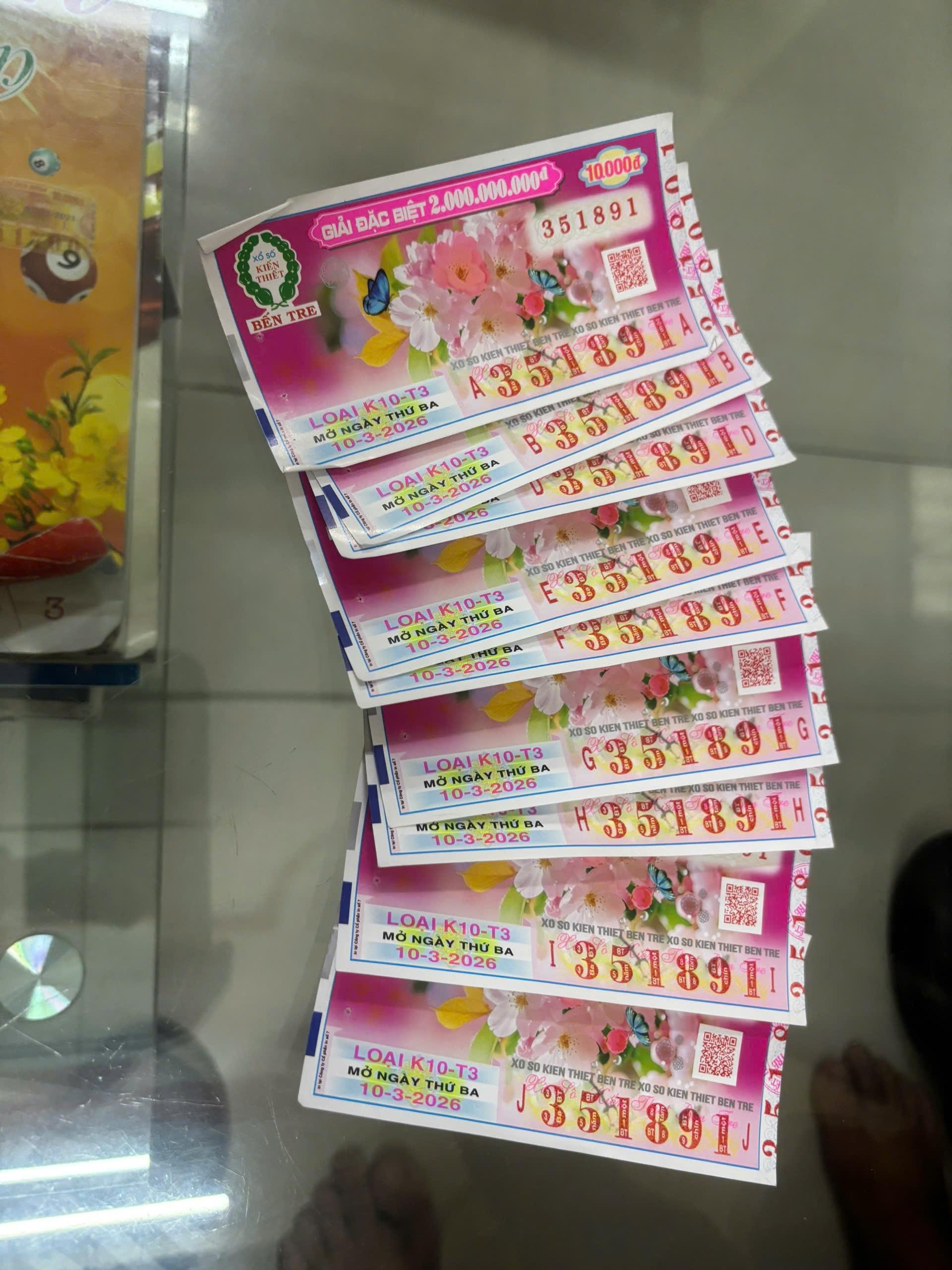 Nhân viên trúng số 18 tỷ, quán nhậu tấp nập khách đến xin 'vía'