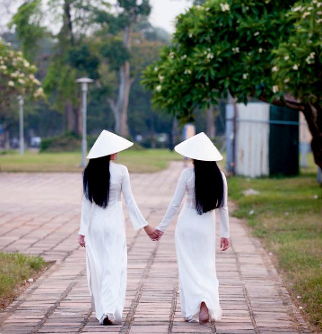 “Áo lụa trăng mềm bay xuống thơ”