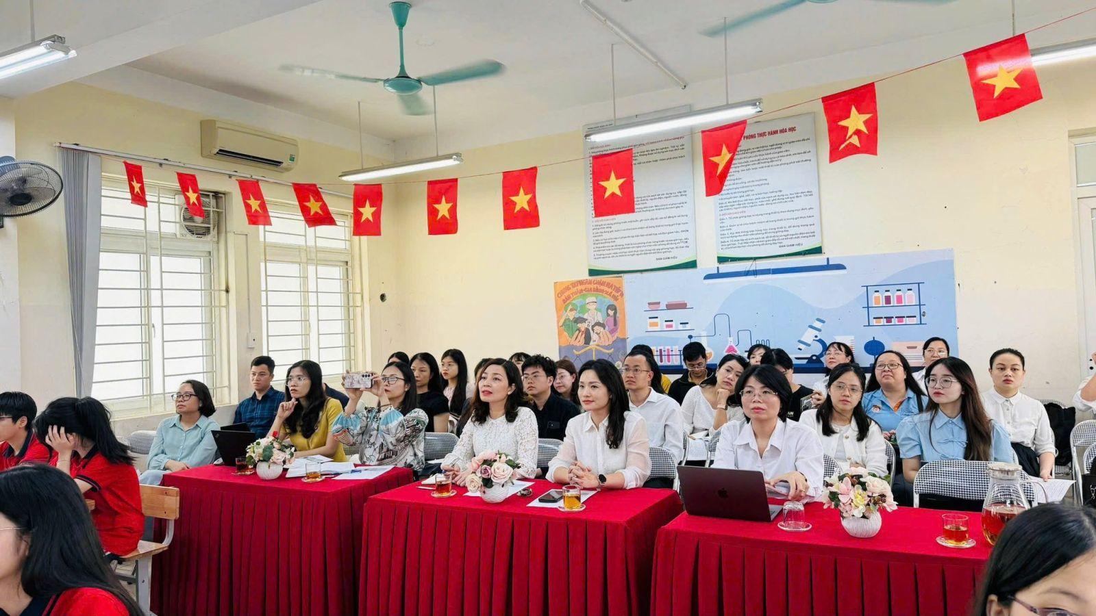 SINH HOẠT CHUYÊN MÔN CẤP PHƯỜNG:  DẤU ẤN TỪ CHUYÊN ĐỀ “TAM GIÁC ĐỒNG DẠNG” LỚP 8  TẠI TRƯỜNG THCS DỊCH VỌNG HẬU