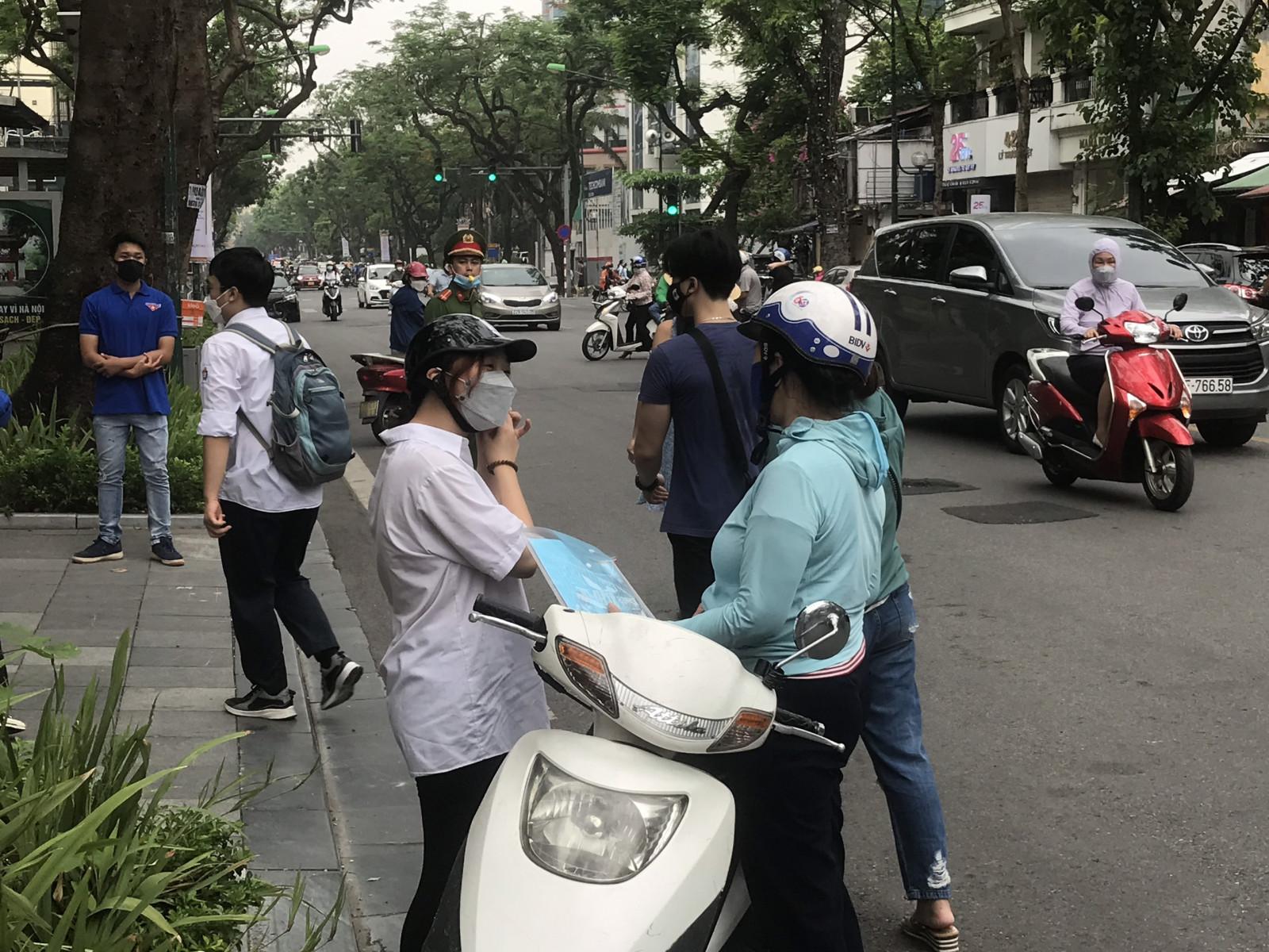 Thí sinh được phụ huynh đưa đi thi tốt nghiệp THPT (Ảnh minh họa)