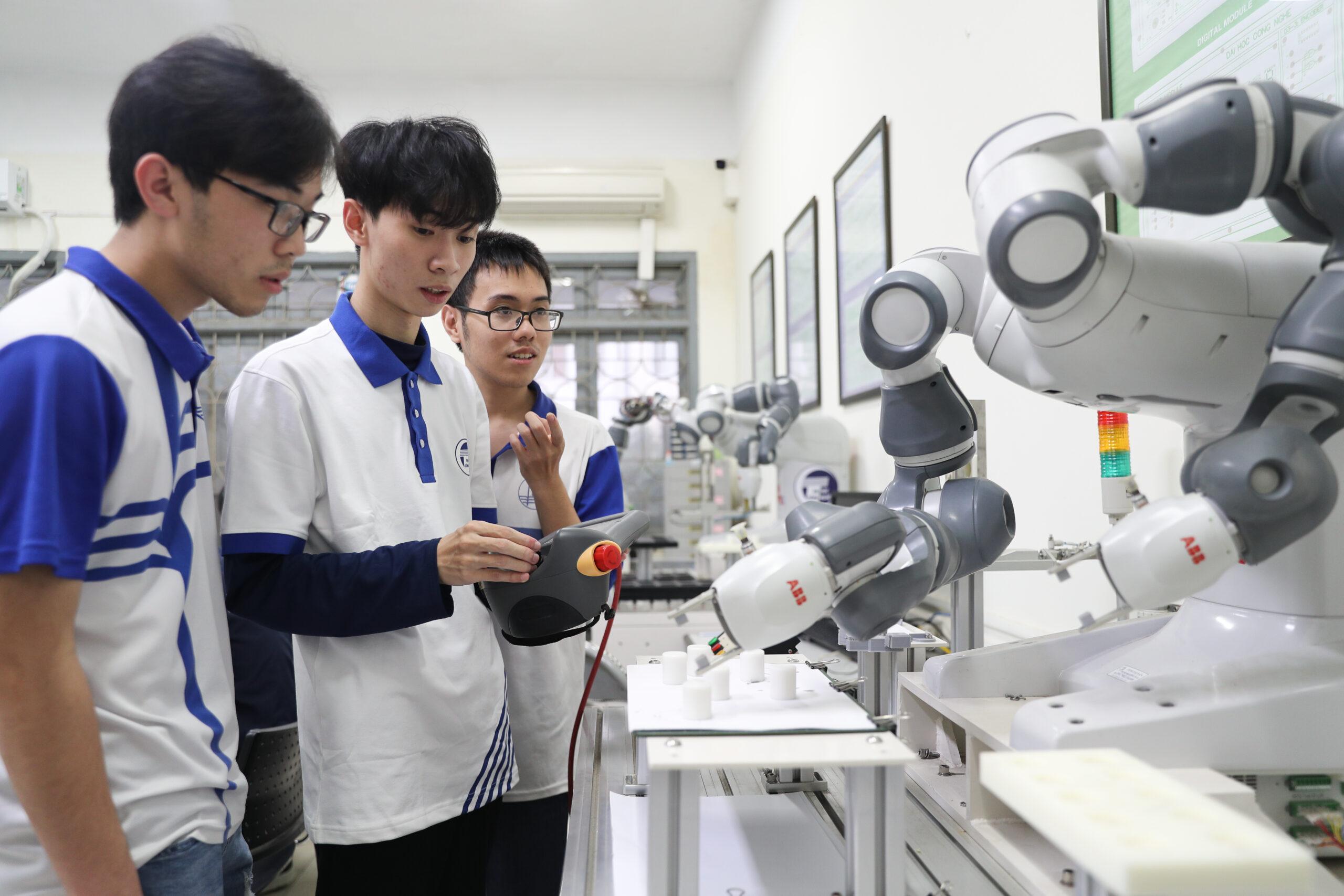 Trường Đại học Công nghệ công bố điểm chuẩn đại học chính quy năm 2025