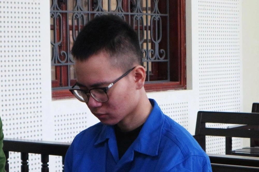 Cháu trai đến ngủ cùng, bà nội mất vàng, mất mạng