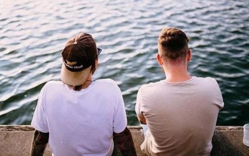 Anh em bốn bể là nhà, người dưng khác họ vẫn là anh em.