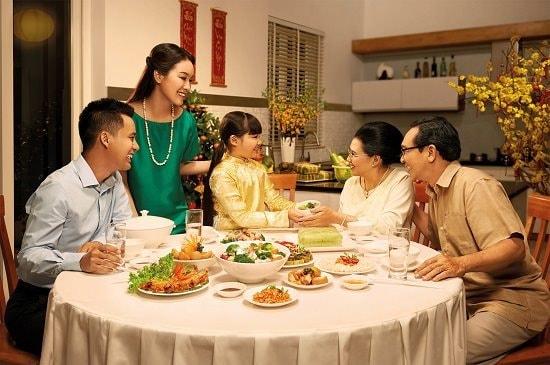 Ý nghĩa, tầm quan trọng của bữa cơm sum họp trong mỗi gia đình Việt