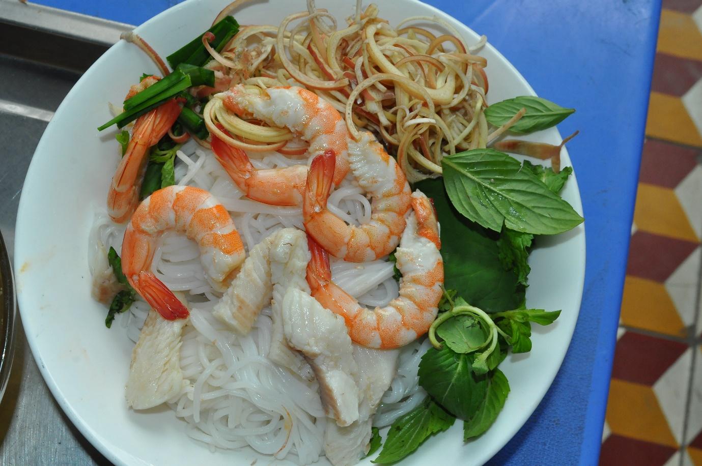 Nhớ quán bún nước lèo nơi xóm cũ