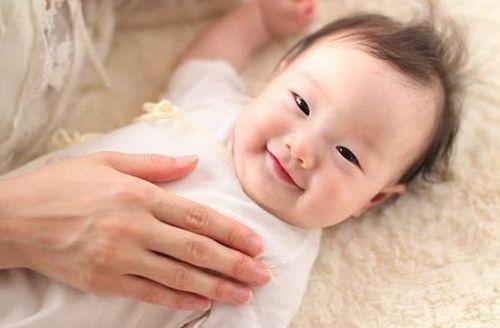 Trẻ 1 tuổi nặng bao nhiêu kg là chuẩn?
