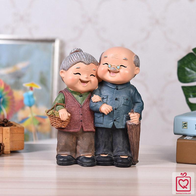Tượng ông bà - Khoác tay đi dạo