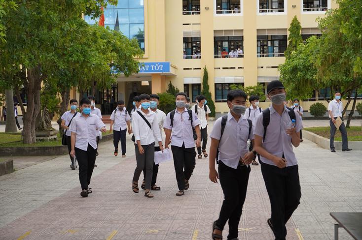 Thí sinh tại điểm thi THPT Chuyên Võ Nguyên Giáp kết thúc thi môn Ngữ văn vào buổi sáng với tâm trạng thoải mái.