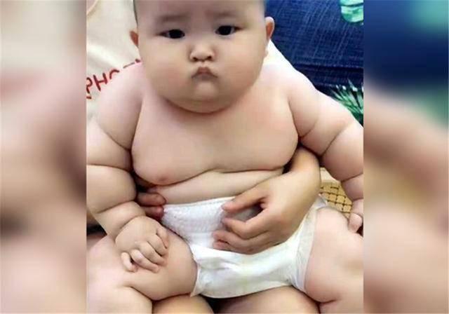 Nuôi cháu mũm mĩm, thịt ngấn từng tầng, bà nội tự mãn mát tay nhưng bác sĩ tức giận