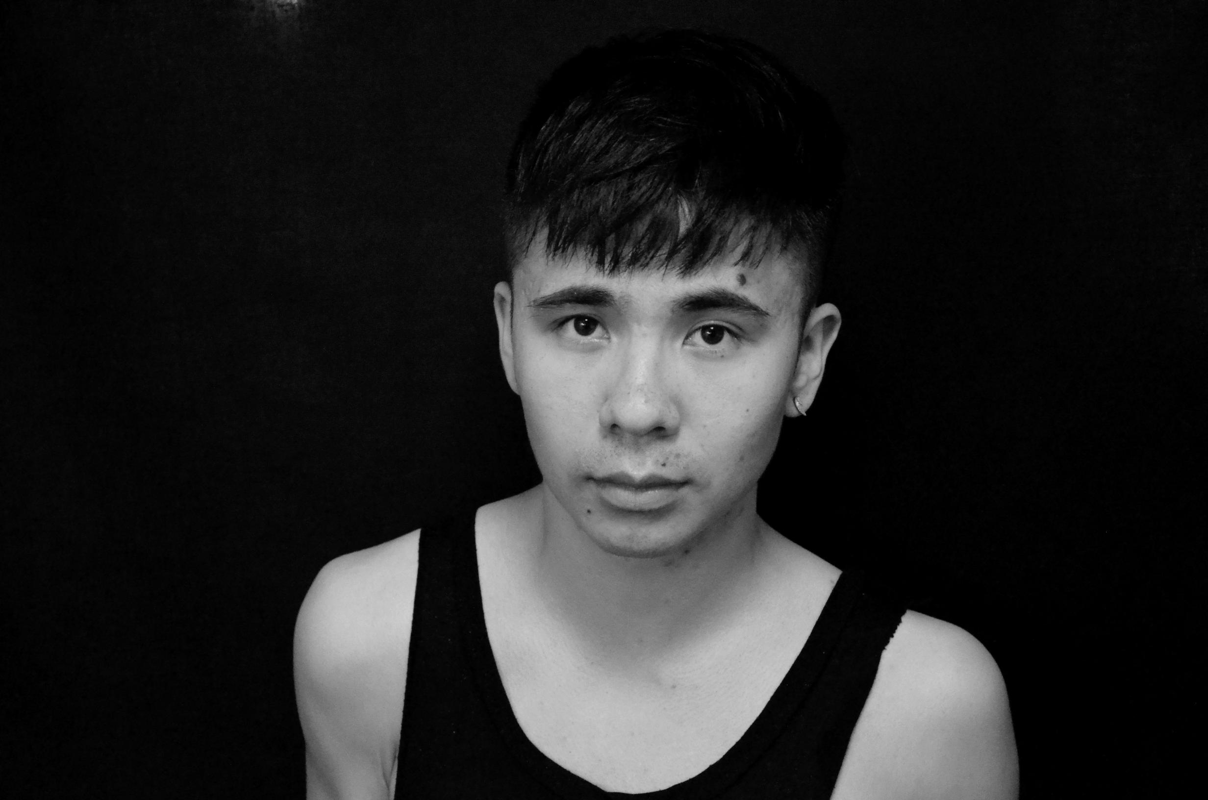 ERIC NGUYỄN BÌNH LUẬN TẬP THƠ “NIGHT SKY WITH EXIT WOUNDS” CỦA OCEAN VƯƠNG